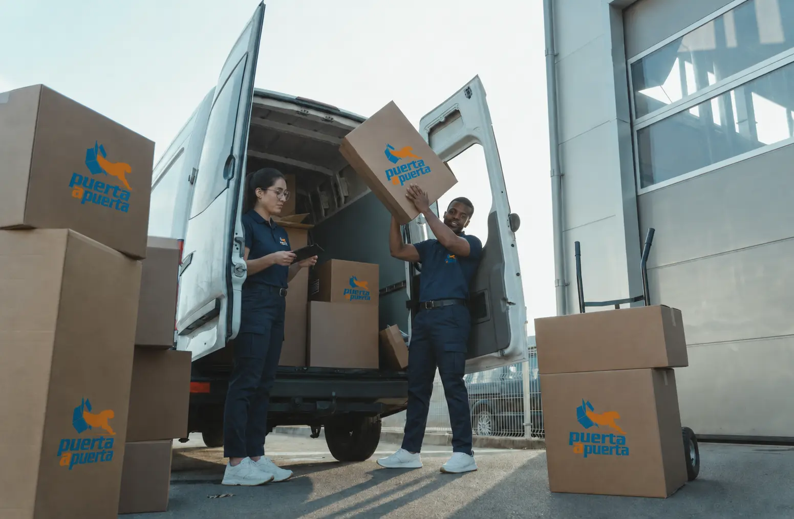 Personal uniformado de Puerta a Puerta preparando una distribución empresarial